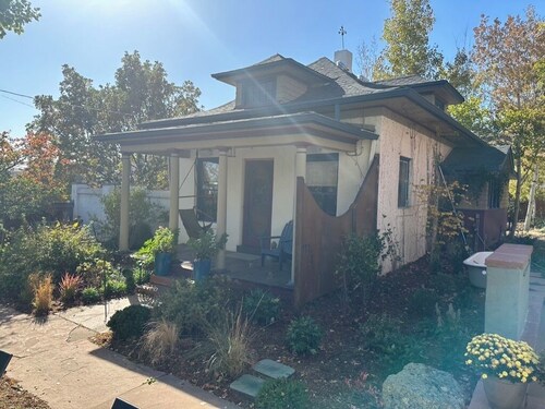 Charming cottage, private pickleball, walk to restaurants, fast wifi, 1 acre