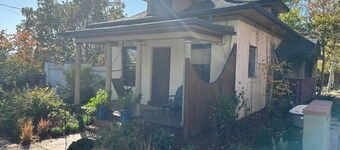 Charming cottage, private pickleball, walk to restaurants, fast wifi, 1 acre