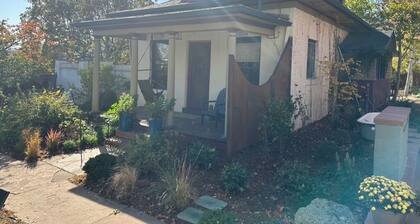Charming cottage, private pickleball, walk to restaurants, fast wifi, 1 acre