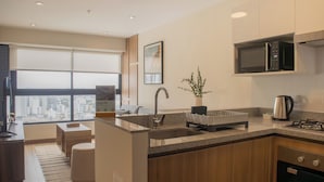 Apartment (2305B) | Private kitchen | Fridge, microwave, toaster, blender - Aquilaria by Wynwood House  (Lima)