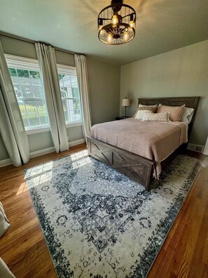 3 sovrum, skrivbord, strykjärn/strykbräda och resesäng