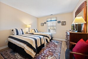 3 chambres, fer et planche à repasser, Wi-Fi, draps fournis