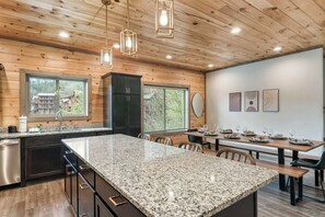 Dining - Rooftop RendezView - Short Drive to Pigeon Forge, Gatlinburg & National Park (Sevierville)