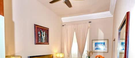 3 habitaciones, tabla de planchar con plancha, wifi y ropa de cama