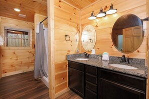 Dusch, bubbelbadkar och handdukar