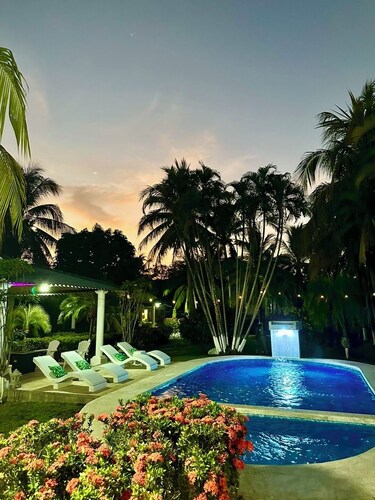 Tropical Zen - Spacious 4-bedroom villa with WiFi, AC in beautiful Los Cobanos