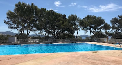 Exceptional sea view, air conditioning, parking, private beaches, swimming pools, tennis court, marina.
