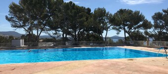 Exceptional sea view, air conditioning, parking, private beaches, swimming pools, tennis court, marina.