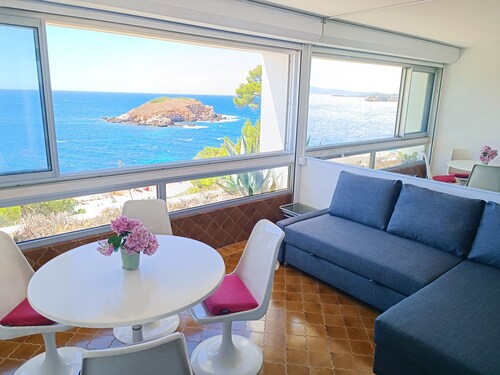 Exceptional sea view, air conditioning, parking, private beaches, swimming pools, tennis court, marina.