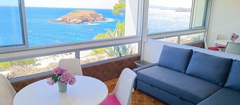 Exceptional sea view, air conditioning, parking, private beaches, swimming pools, tennis court, marina.