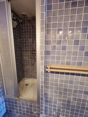 Shower - Exceptional sea view, air conditioning, parking, private beaches, swimming pools, tennis court, marina. (Bandol)