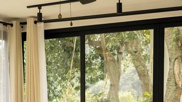 خزنة داخل الغرفة وتجهيزات عازلة للصوت وواي فاي مجانًا