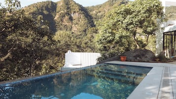 Hồ bơi ngoài trời
