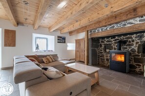 TV, fireplace - Gîte de Fernand - PICHERANDE (PICHERANDE)