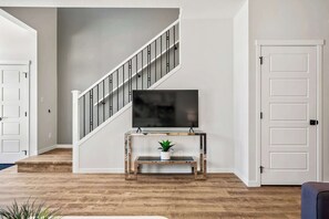 Interior - Herron St. • 11Guest • 15min > YYC Airport • A11y (Calgary)