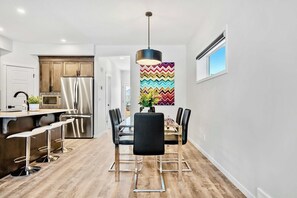 Dining - Herron St. • 11Guest • 15min > YYC Airport • A11y (Calgary)