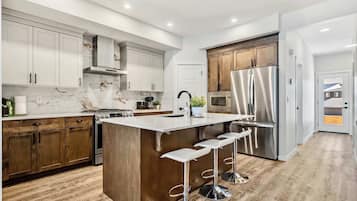 Coffee/tea maker, fridge, microwave, oven