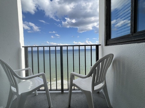 PR-1902 Oceanfront Studio, 19th floor oceanfront Studio at the Palace