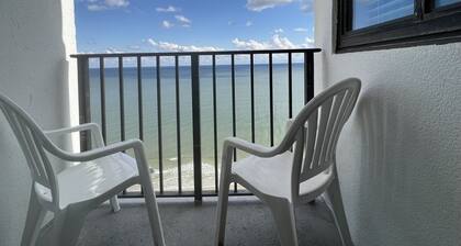 PR-1902 Oceanfront Studio, 19th floor oceanfront Studio at the Palace