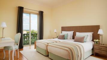 Tabla de planchar con plancha, wifi gratis, ropa de cama