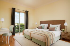 Tabla de planchar con plancha, wifi gratis y ropa de cama 