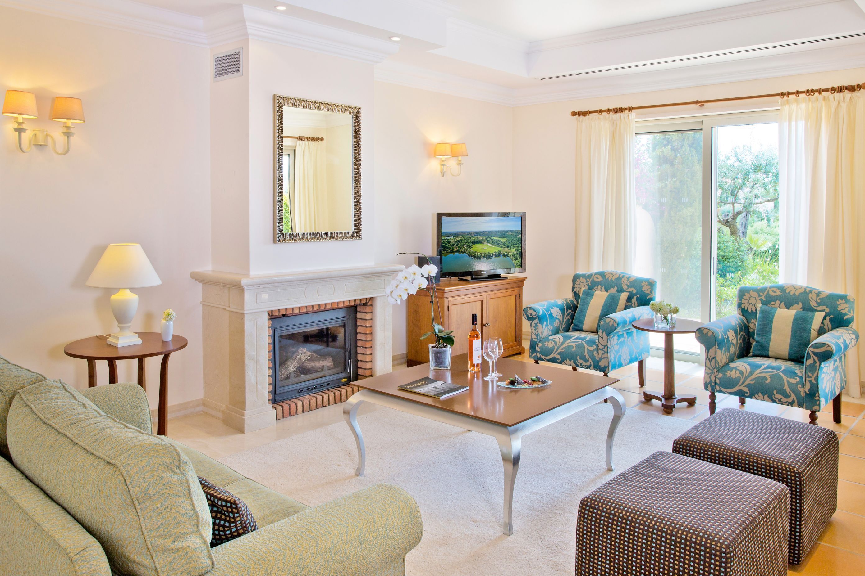 Una televisión, un reproductor de DVD, un reproductor estéreo