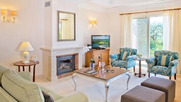 Una televisión, un reproductor de DVD, un reproductor estéreo