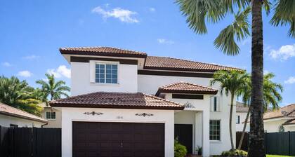 Charming Country Home, Pool, Pet Friendly