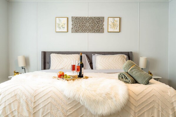 3 makuuhuonetta, tallelokero huoneessa, työpöytä, silitysrauta/-lauta