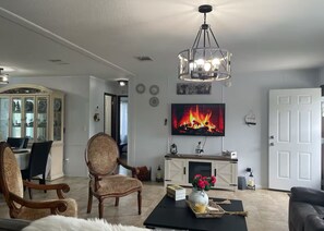 Älytelevisio, takka, pöytätennispöytä, kirjoja