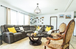 Älytelevisio, takka, pöytätennispöytä, kirjoja