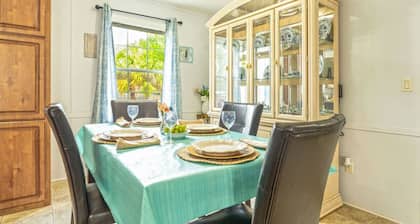 Charming Country Home, Pool, Pet Friendly
