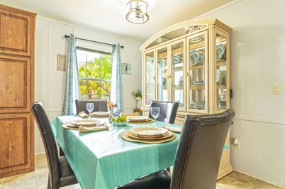 Charming Country Home, Pool, Pet Friendly