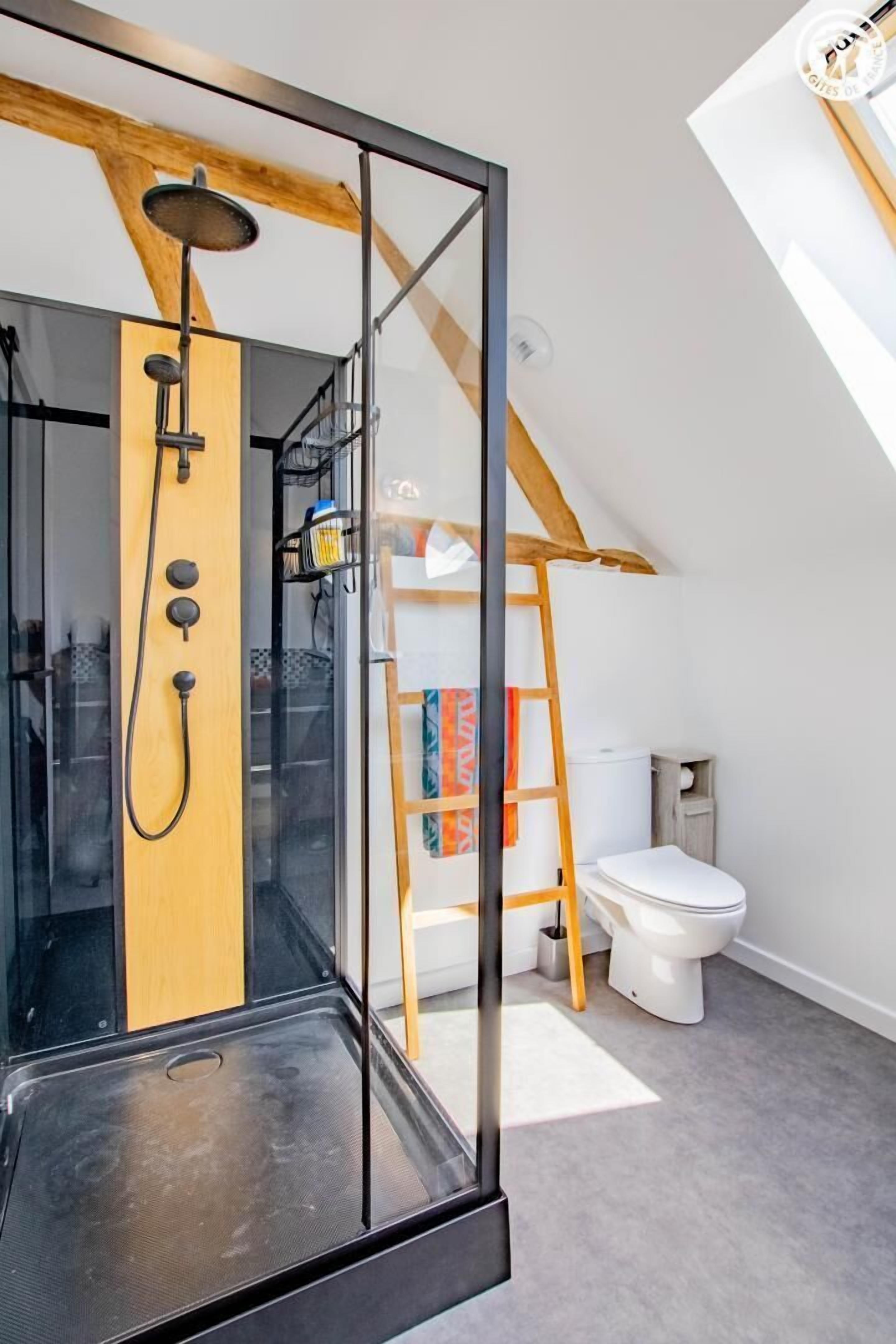 Een douche, handdoeken
