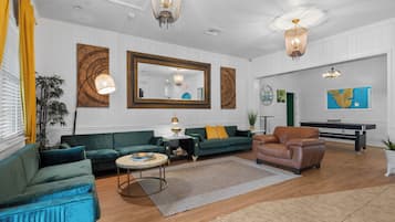 Coin salon dans le hall