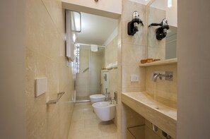 Ducha, secador de pelo, bidé y toallas