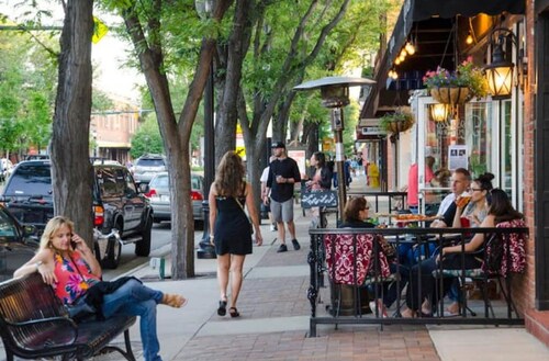Charming 5-bedroom farmhouse with WiFi and AC in delightful Longmont
