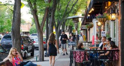 Charming 5-bedroom farmhouse with WiFi and AC in delightful Longmont