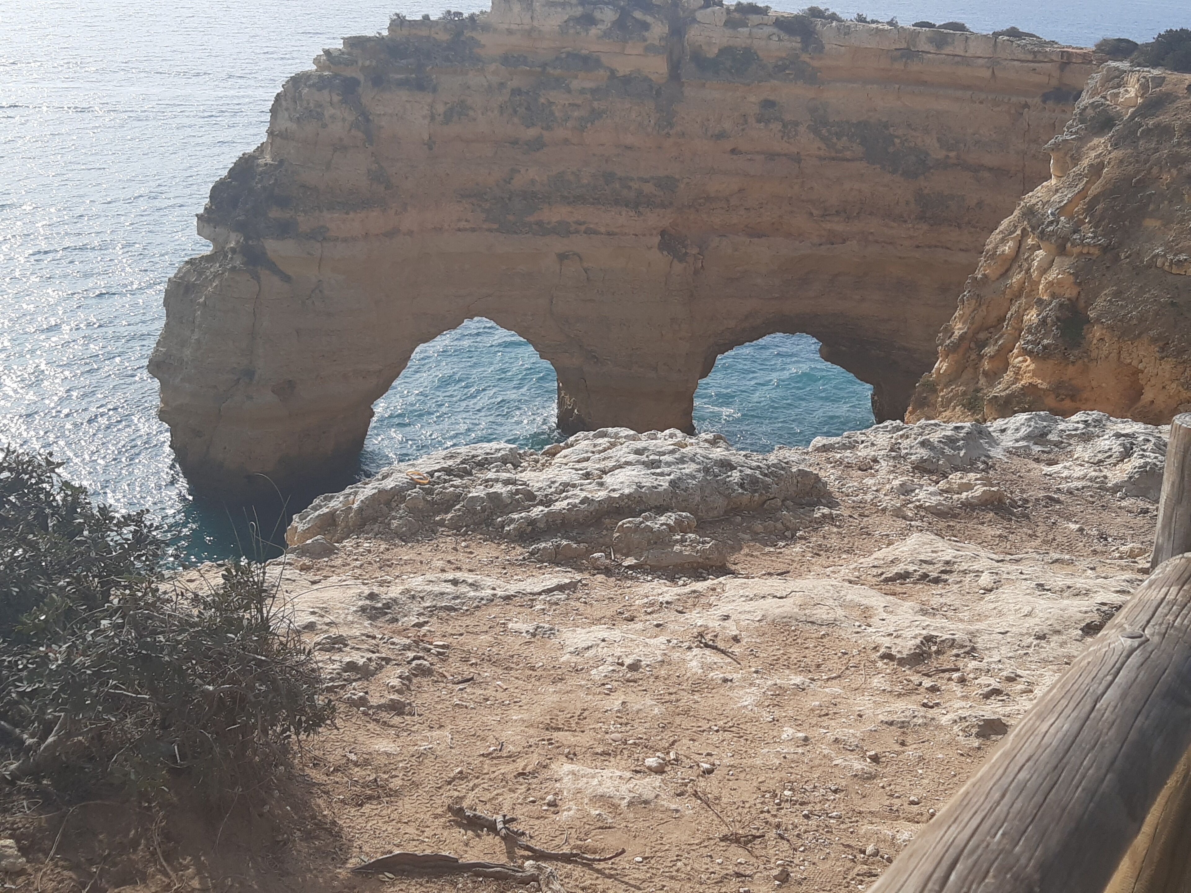 Formación rocosa natural con una abertura similar a una cueva.
