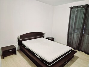 3 عدّة غرف نوم ومكواة/لوح كي وواي فاي وملاءات أسرّة