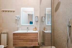 Bruser, hårtørrer, bidet, håndklæder