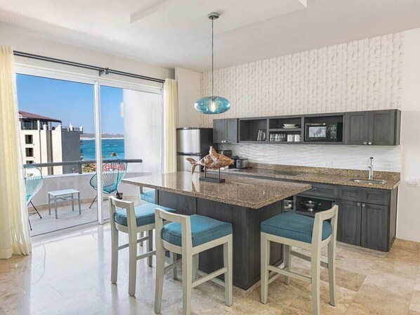Private kitchen - Medano Tower - Two-Bedroom Luxury Suite (Cabo San Lucas)