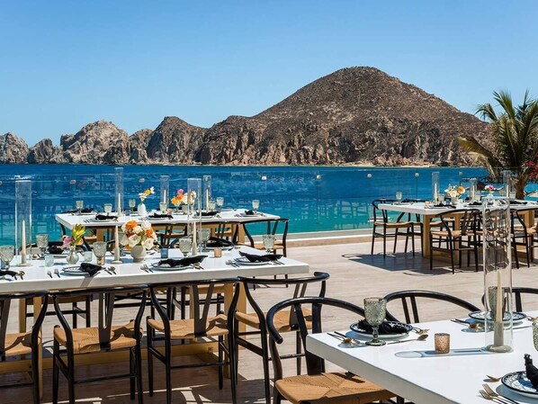 Outdoor dining - Medano Tower - Two-Bedroom Luxury Suite (Cabo San Lucas)