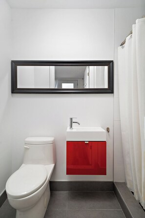 Dusch, hårtork, handdukar och tvål