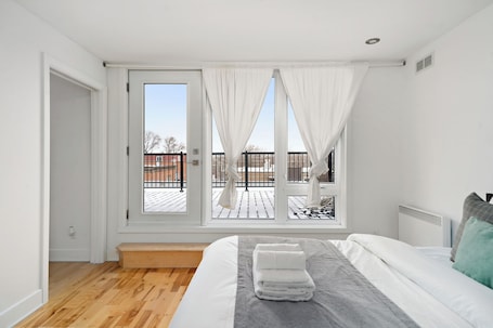 3 bedrooms, iron/ironing board, free WiFi, bed sheets. 3Bedroom penthouse great for family vacation