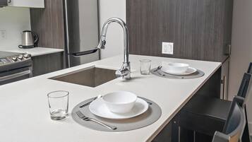 Refrigerador, microondas, horno y parrilla de estufa