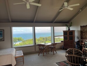 Desk, iron/ironing board, free WiFi, bed sheets - Secluded Oceanfront Cottage- in Princeville – Private Hot Tub & Stunning Views (Princeville)