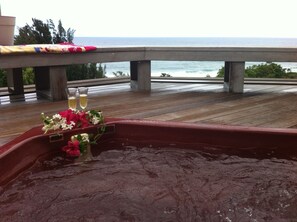 Outdoor spa tub - Secluded Oceanfront Cottage- in Princeville – Private Hot Tub & Stunning Views (Princeville)