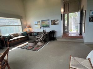 Interior - Secluded Oceanfront Cottage- in Princeville – Private Hot Tub & Stunning Views (Princeville)