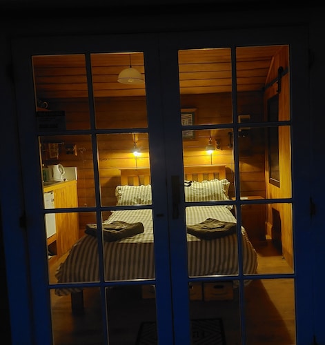 Cosy insulated Cabin 30 km from Christchurch Airport. 2 nights minimum stay